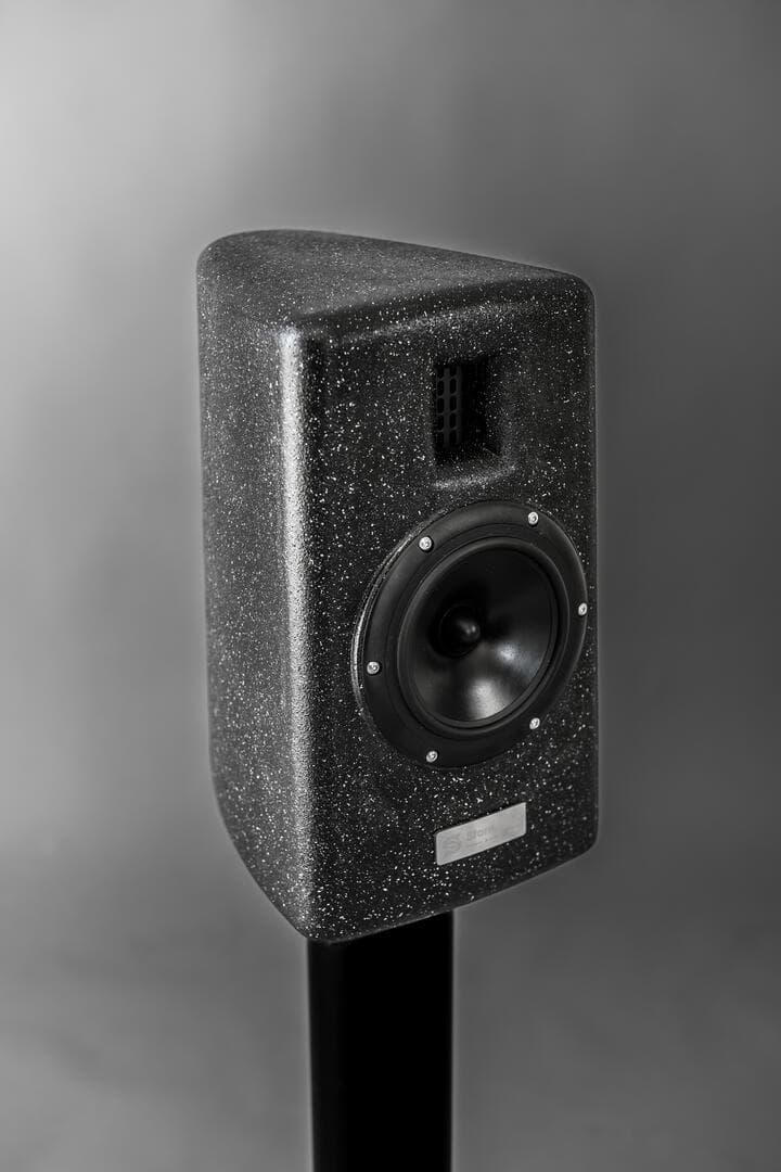 Arcus in Carbon finish